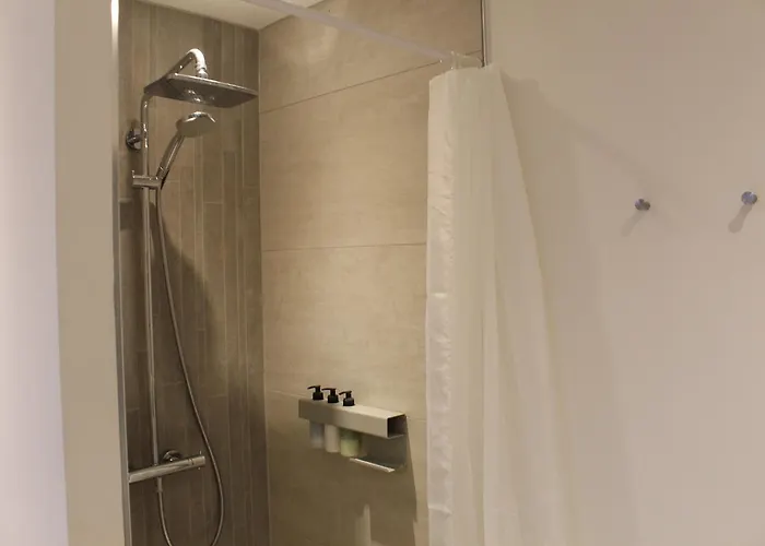 Close But Quiet Couette-café *